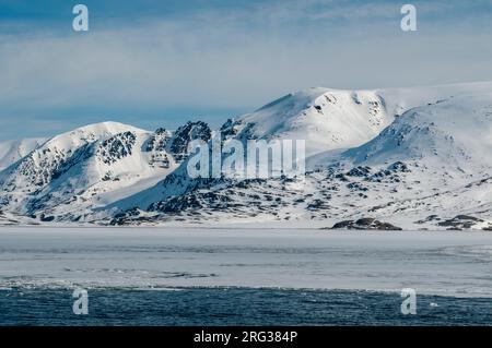 Ghiacciaio di Monaco al largo delle acque dell'Oceano Artico. Ghiacciaio di Monaco, Isola di Spitsbergen, Svalbard, Norvegia. Foto Stock