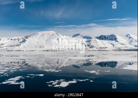 Ghiacciaio di Monaco e la sua riflessione specchio sulle acque artiche. Ghiacciaio di Monaco, Isola di Spitsbergen, Svalbard, Norvegia. Foto Stock