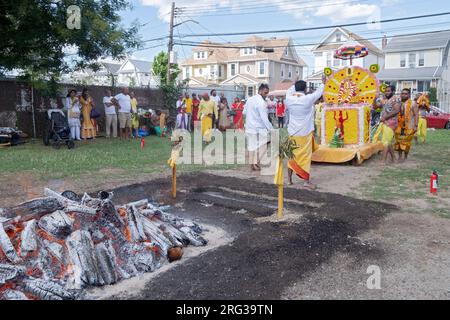 Prima della passeggiata del fuoco di Thimithi, un prete benedice un altare mobile. All'Arya Spiritual Grounds in Giamaica, Queens, New York. Foto Stock