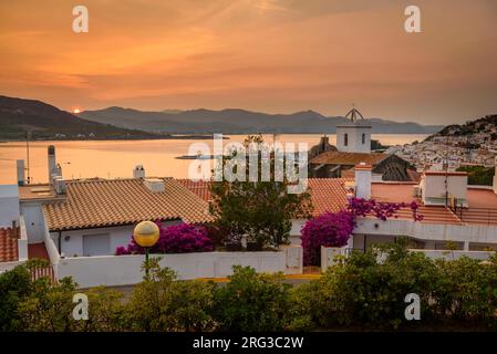 Tramonto rossastro sulla città di Port de la Selva a nord del capo Cap de Creus (Alt Empordà, Girona, Catalogna, Spagna). Esempio: Atardecer rojizo Empordà Foto Stock