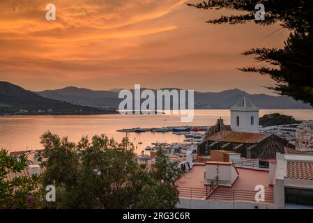 Tramonto rossastro sulla città di Port de la Selva a nord del capo Cap de Creus (Alt Empordà, Girona, Catalogna, Spagna). Esempio: Atardecer rojizo Empordà Foto Stock