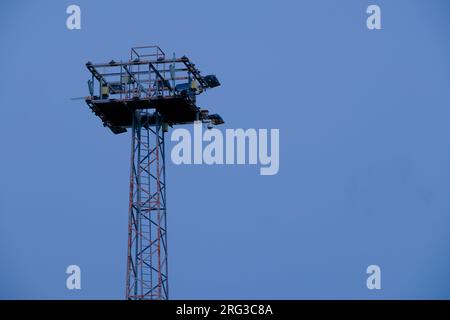 Helsinki / Finlandia - 31 LUGLIO 2023:. vista ravvicinata di un palo luminoso industriale contro un cielo blu. Foto Stock