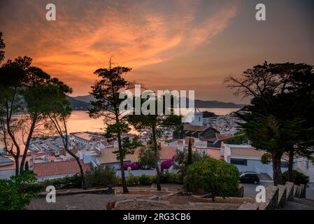 Tramonto rossastro sulla città di Port de la Selva a nord del capo Cap de Creus (Alt Empordà, Girona, Catalogna, Spagna). Esempio: Atardecer rojizo Empordà Foto Stock