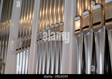 Helsinki / Finlandia - 13 MAGGIO 2023: Primo piano di grandi canne d'organo metalliche in una chiesa. Foto Stock