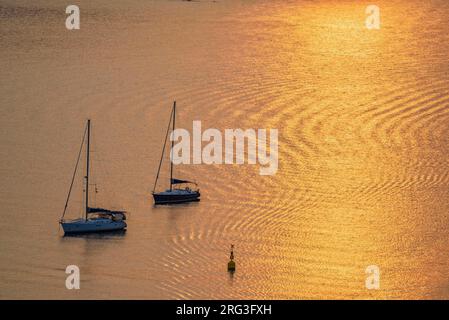 Due barche al tramonto nella baia di Port de la Selva (Alt Empordà, Catalogna, Spagna) ESP: DOS barcas al atardecer en la Bahía del Port de la Selva Foto Stock