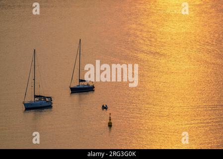 Due barche al tramonto nella baia di Port de la Selva (Alt Empordà, Catalogna, Spagna) ESP: DOS barcas al atardecer en la Bahía del Port de la Selva Foto Stock