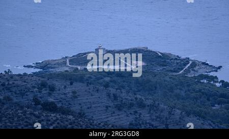 Faro di S'Arenella visto da Sant Pere de Rodes all'alba, a Cap de Creus (Alt Empordà, Girona, Catalogna, Spagna) Foto Stock