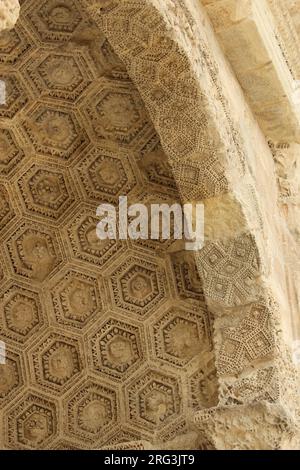 Arco trionfale di arancio con motivo esagonale sul soffitto ad arco Foto Stock