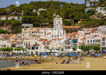 Vista della città di Port de la Selva dalla spiaggia di Ribera, a Cap de Creus (Alt Empordà, Girona, Catalogna, Spagna) Foto Stock