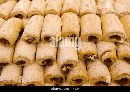 Close up roll homemade apple pie dessert. Homemade sweet food concept background. Foto Stock
