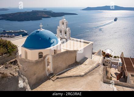 Tre Campane di Fira - Chiesa con cupola blu e campanile con vista sul mare, assunzione della Beata Vergine Maria Chiesa cattolica, Firostefani, Santorini, Grecia Foto Stock