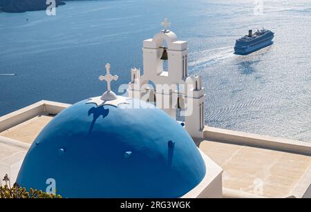 Chiesa con cupola blu (tre Campane di Fira) con nave da crociera Costa fortuna, Chiesa dell'assunzione della Beata Vergine Maria, Firostefani, Santorini, Grecia Foto Stock