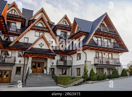 MURZASICHLE, POLONIA - 28 APRILE 2023: Hotel Sadelski Dwor a Murzasichle, Polonia, sulle montagne dell'alta Tatra con tipico stile architettonico per questo sono Foto Stock