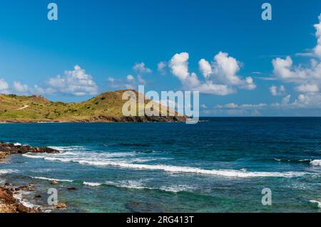 Il surf caraibico scorre fino ad una costa rocciosa ad Anse de Toiny. Saint Barthelemy, Indie Occidentali. Foto Stock