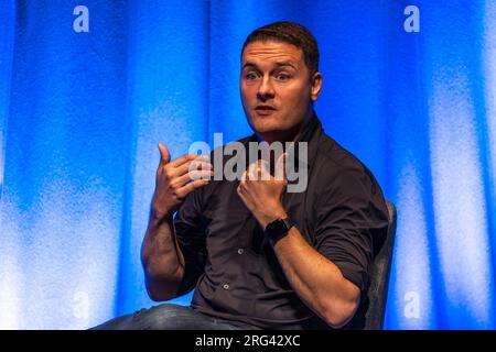 Edimburgo, Regno Unito. 7 agosto 2023 nella foto: Wes Streeting MP, il Segretario di Stato ombra per la salute e l'assistenza sociale, è intervistato dal presentatore della LBC Iain Dale al Festival Fringe di Edimburgo. Streeting ha commentato che il paese sta gridando al cambiamento e il SNP e i conservatori stanno esaurendo le idee. Crediti: Rich Dyson/Alamy Live News Foto Stock