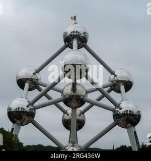 L'Atomium è una struttura alta 103 metri costruita nel 1958. Rappresenta un totale di nove atomi di un cristallo di ferro ingrandito per un totale di 165 miliardi di volte Foto Stock