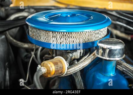 Elementi del motore a combustione per auto classiche. Filtri aria e benzina. Foto Stock