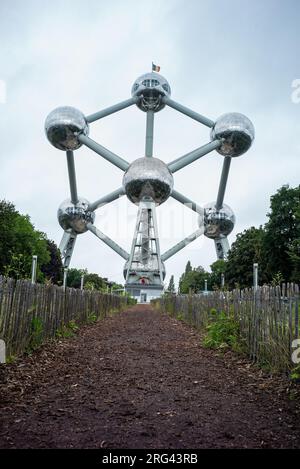 L'Atomium è una struttura alta 103 metri costruita nel 1958. Rappresenta un totale di nove atomi di un cristallo di ferro ingrandito per un totale di 165 miliardi di volte Foto Stock