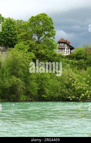 Tipico cottage svizzero su una collina sopra il fiume Aare in un giorno di mare in primavera Foto Stock