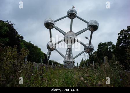 L'Atomium è una struttura alta 103 metri costruita nel 1958. Rappresenta un totale di nove atomi di un cristallo di ferro ingrandito per un totale di 165 miliardi di volte Foto Stock