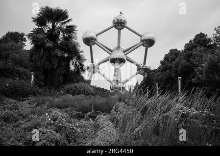 L'Atomium è una struttura alta 103 metri costruita nel 1958. Rappresenta un totale di nove atomi di un cristallo di ferro ingrandito per un totale di 165 miliardi di volte Foto Stock