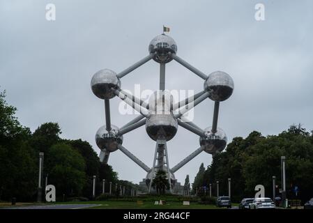 L'Atomium è una struttura alta 103 metri costruita nel 1958. Rappresenta un totale di nove atomi di un cristallo di ferro ingrandito per un totale di 165 miliardi di volte Foto Stock