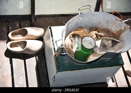 Broek op Langedijk, Paesi Bassi. 24 luglio 2023. Vecchi zoccoli e utensili degli anni cinquanta. Foto di alta qualità Foto Stock