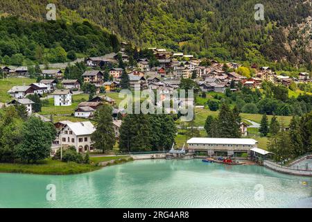 Vista dall'alto del lago alpino di Brusson e piccola cittadina ai piedi delle montagne della Valle d'Aosta, Italia. Foto Stock