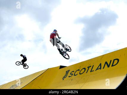 Una visione generale dell'azione nella finale maschile Elite BMX Freestyle durante il quinto giorno dei Campionati del mondo di ciclismo UCI 2023 al Glasgow Green. Data immagine: Lunedì 7 agosto 2023. Foto Stock