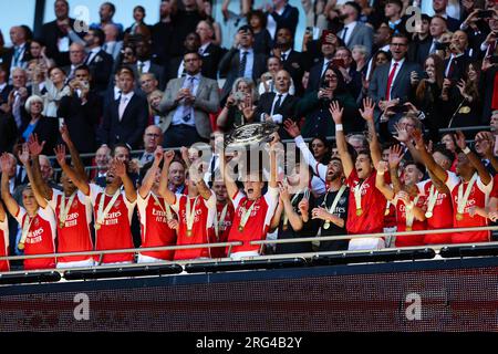LONDRA, Regno Unito - 6 agosto 2023: Martin Odegaard dell'Arsenal solleva il trofeo e celebra la vittoria dei suoi compagni di squadra dopo l'fa Community Shield Foto Stock