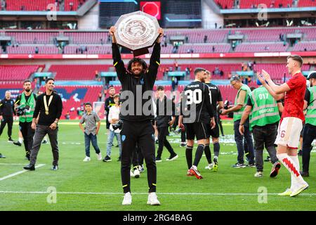 LONDRA, Regno Unito - 6 agosto 2023: Mohamed Elneny dell'Arsenal festeggia con il trofeo dopo la partita fa Community Shield tra Arsenal e Manchester ci Foto Stock