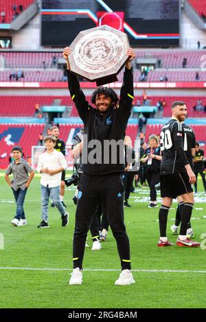 LONDRA, Regno Unito - 6 agosto 2023: Mohamed Elneny dell'Arsenal festeggia con il trofeo dopo la partita fa Community Shield tra Arsenal e Manchester ci Foto Stock