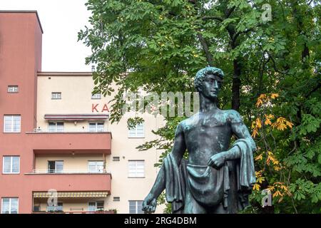 Vienna, Austria. 6 agosto 2023: Scultura "Der Sämann" di otto Hofner, Karl Marx-Hof complesso residenziale e gli edifici residenziali singoli più lunghi di Foto Stock