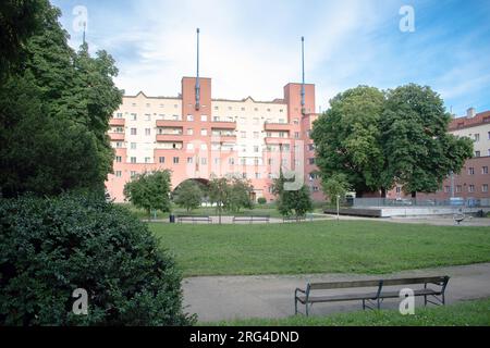 Vienna, Austria. 6 agosto 2023: Il complesso residenziale Karl Marx-Hof e gli edifici residenziali singoli più lunghi del mondo. Costruito tra il 1927 e il 1930. Foto Stock