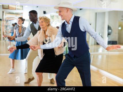 Gruppo di danzatori di età diversi che preparano prestazioni di oscillazione Foto Stock