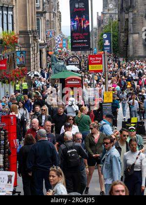 Edimburgo, Scozia, Regno Unito. 7 agosto 2023. Il bel tempo ha portato migliaia di visitatori nelle strade di Edimburgo durante i festival Fringe e internazionali. Il Royal Mile e il Lawnmarket erano affollati di visitatori e turisti. Iain Masterton/Alamy Live News Foto Stock