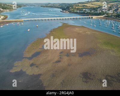 Una vista a monte lungo l'estuario del fiume Teign, che mostra il ponte Shaldon che attraversa l'estuario, con Teignmouth sulla destra; Teignmouth, Devon, Regno Unito Foto Stock