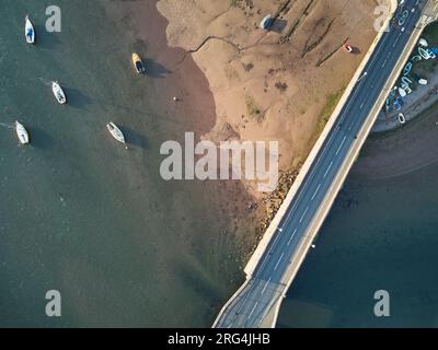 Vista aerea di un ponte che attraversa l'estuario del fiume; il fiume Teign, a Shaldon, sulla costa meridionale del Devon, Gran Bretagna. Foto Stock