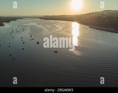Una vista serale che guarda verso l'interno, a monte, lungo l'estuario del fiume Teign, a Shaldon, sulla costa meridionale del Devon, Gran Bretagna Foto Stock
