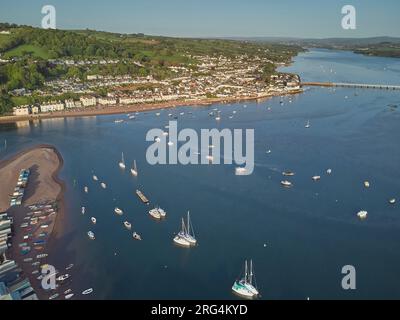 Una vista sulla foce del fiume Teign, che mostra la foce del fiume sandbar e il porto, e che guarda verso Shaldon, Teignmouth, Devon, Gran Bretagna. Foto Stock