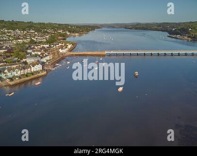 Una vista a monte lungo l'estuario del fiume Teign, che mostra il ponte Shaldon che attraversa l'estuario, con Shaldon sulla sinistra; Teignmouth, Devon, Regno Unito Foto Stock