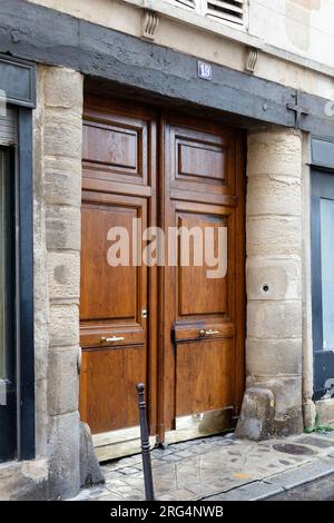 Due delle ultime quattro colonne romaniche oggi esistenti a Parigi - Cappella di Saint-Aignan (probabilmente il luogo in cui Eloise e Abelardo si sposarono) - Parigi Foto Stock