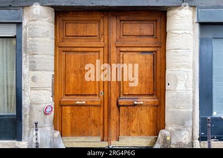 Due delle ultime quattro colonne romaniche oggi esistenti a Parigi - Cappella di Saint-Aignan (probabilmente il luogo in cui Eloise e Abelardo si sposarono) - Parigi Foto Stock