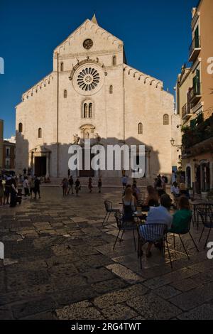 Vista esterna della facciata della cattedrale di San Sabino a Bari Foto Stock