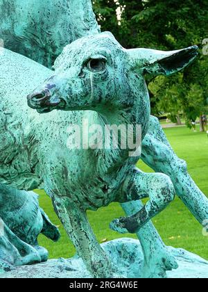 Giardino del re di Copenaghen al castello di Rosenborg (Kongens Have) parco pubblico: Dettaglio di un cervo in fiore, scultura in bronzo dell'artista francese Arthur le Duc ( Foto Stock