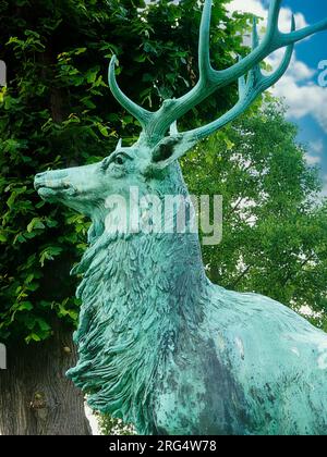 Giardino del re di Copenaghen al castello di Rosenborg (Kongens Have) parco pubblico: Dettaglio di un cervo con maestose corna, scultura in bronzo dell'artista francese Foto Stock