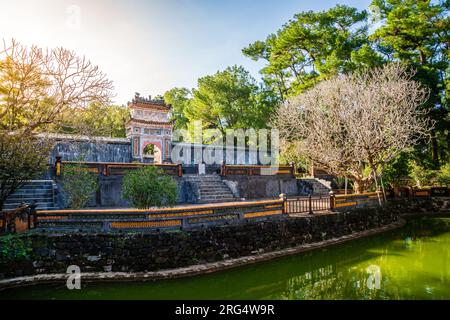 Porta al cortile d'onore, sito della Tomba di tu Duc a Hue, Vietnam Foto Stock