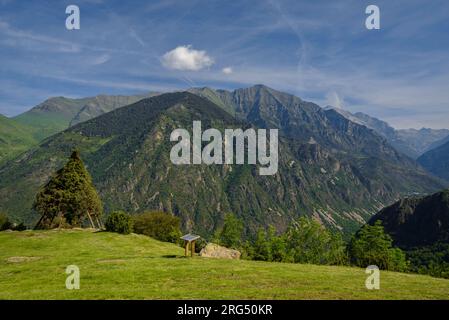 Punto panoramico di Sant Quirc de Durro in una mattinata d'estate nella valle di Boí (Lleida, Catalogna, Spagna, Pirenei). Esempio: Mirador de Sant Quirc de Durro Lérida Foto Stock