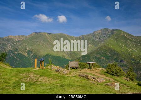 Punto panoramico di Sant Quirc de Durro in una mattinata d'estate nella valle di Boí (Lleida, Catalogna, Spagna, Pirenei). Esempio: Mirador de Sant Quirc de Durro Lérida Foto Stock