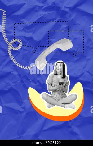 Collage creativo verticale di una ragazza divertente e divertente che tiene in mano uno smartphone call center gadget cavo retro isolato su sfondo increspato Foto Stock